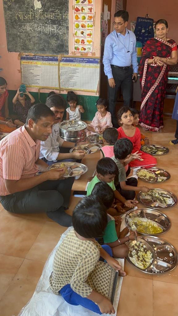 MP News: Bhopal Collector Ashish Singh sat down and ate food with the children in the Anganwadi, asked the chi