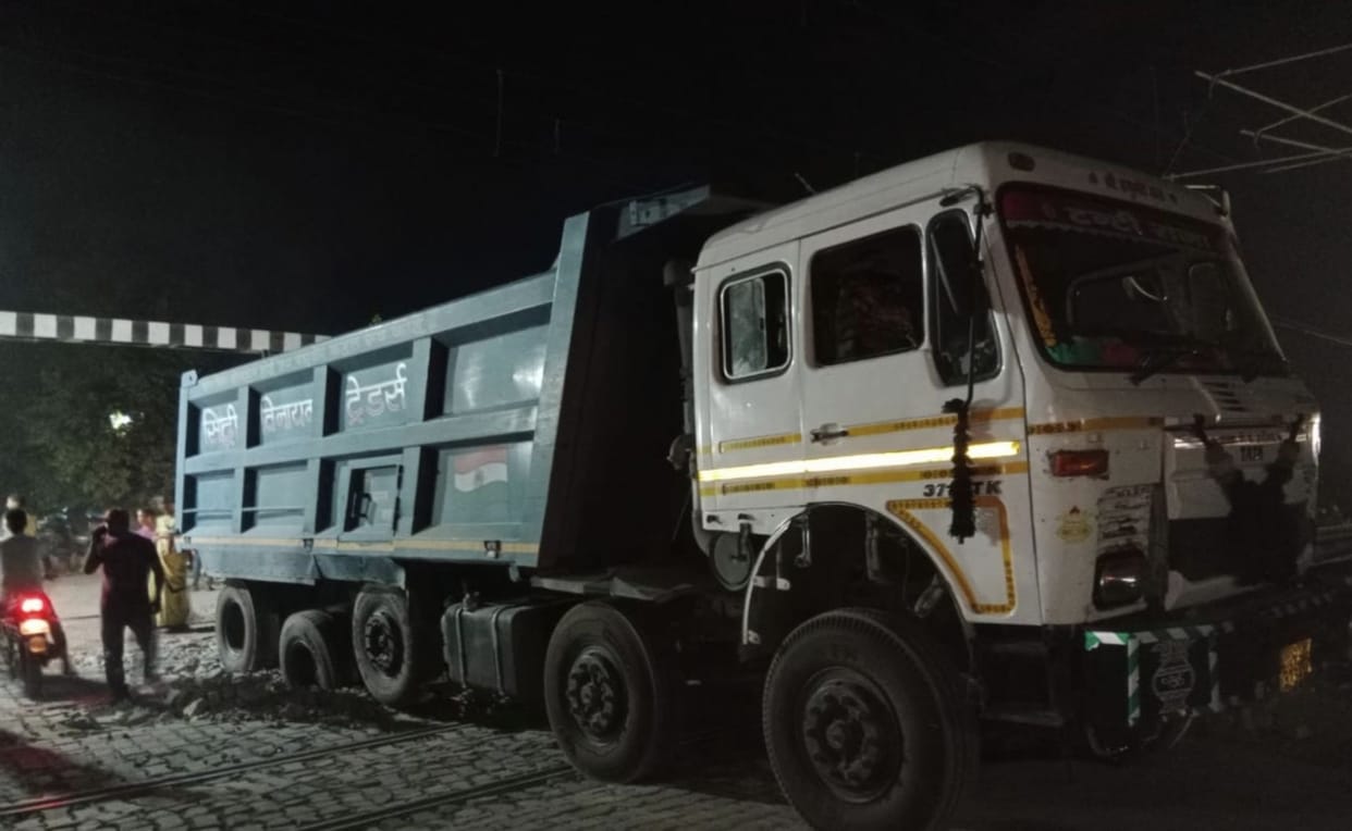 Kanpur Dehat, Dumper stuck between tracks, operations on Delhi Howrah route stalled, many trains stuck