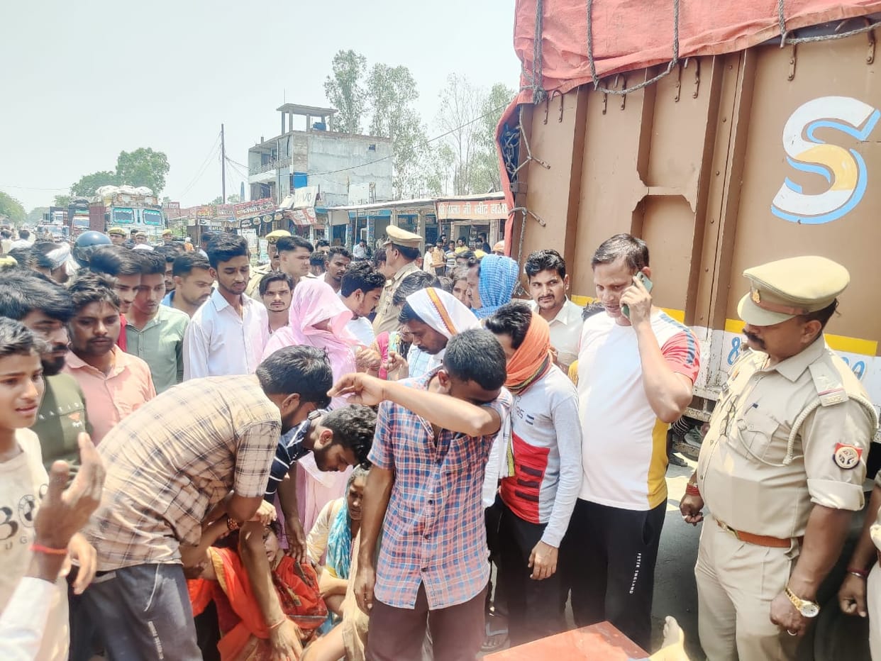 Unnao Accident, Speeding truck hit the bike, father-son crushed to death, angry mob blocked