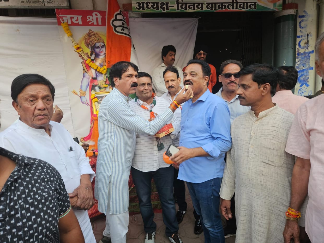 Celebration of victory in Karnataka was celebrated at Gandhi Bhavan, sweets were distributed after worshiping