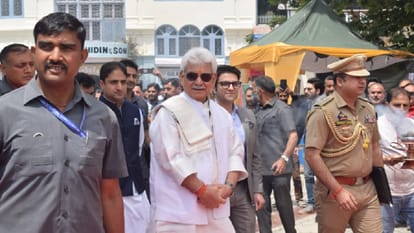 श्रीनगर में एलजी मनोज सिन्हा व्यवस्थाओं को देखते हुए