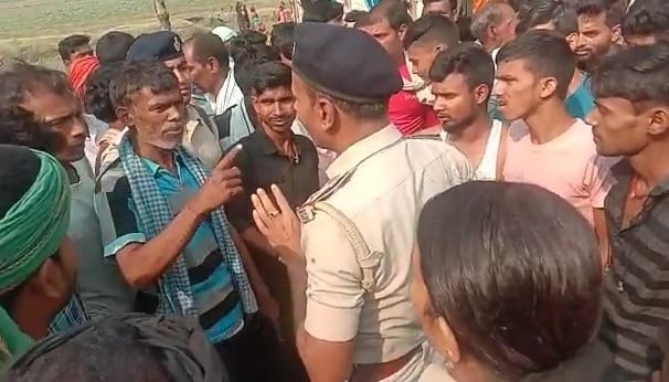 Bihar: Girl student died after her scarf was pulled from a moving vehicle, people created ruckus in protest