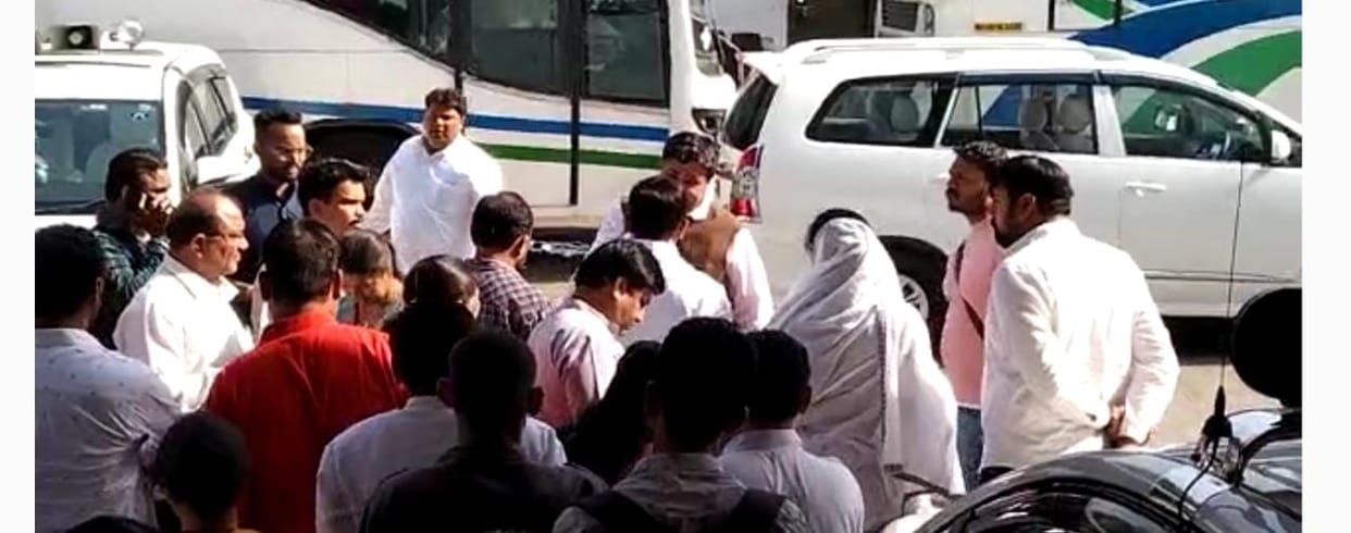 Leader of Opposition Chintu Chokse and Congress leader Sheikh Alim got into a fight, other leaders intervened