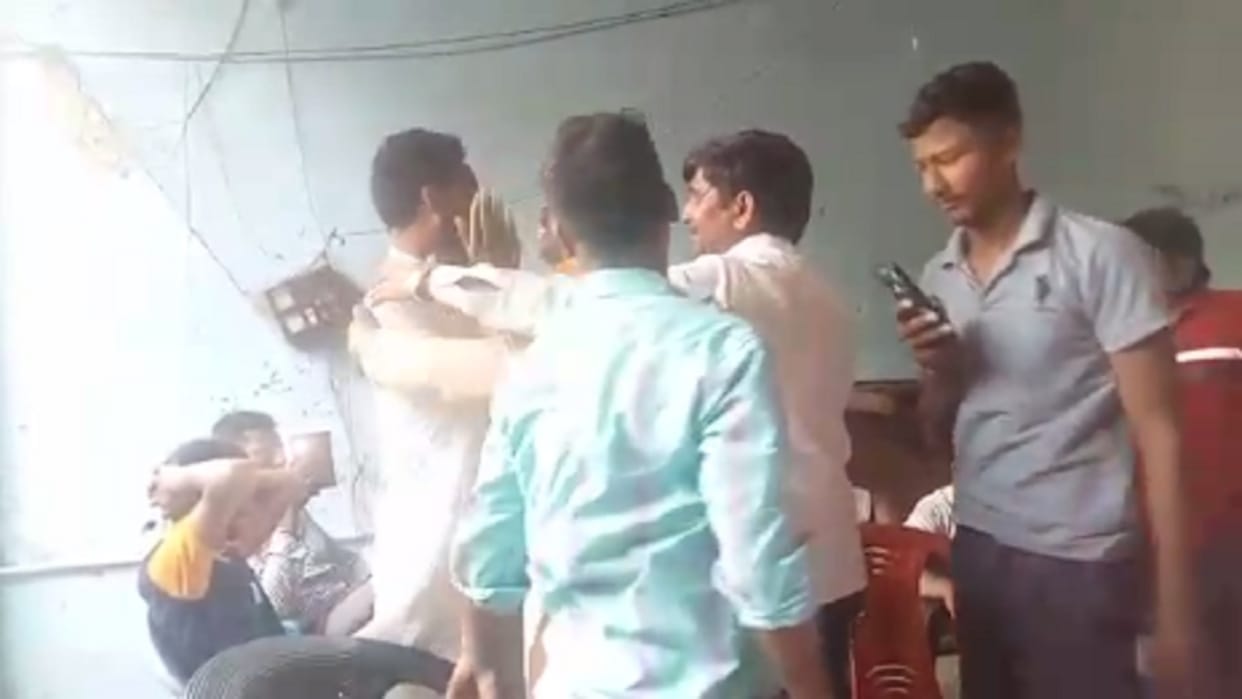 Meerut Nikay Chunav Result: BSP candidate Sushil slaps BJP councilor Satish Prajapati in Meerut