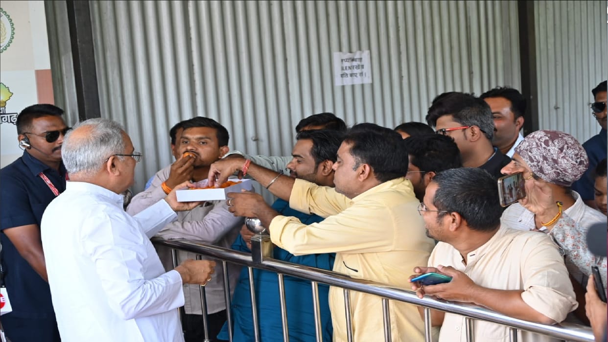 CG congress leaders Celebration on Karnataka election results, CM Bhupesh Baghel distributed sweets