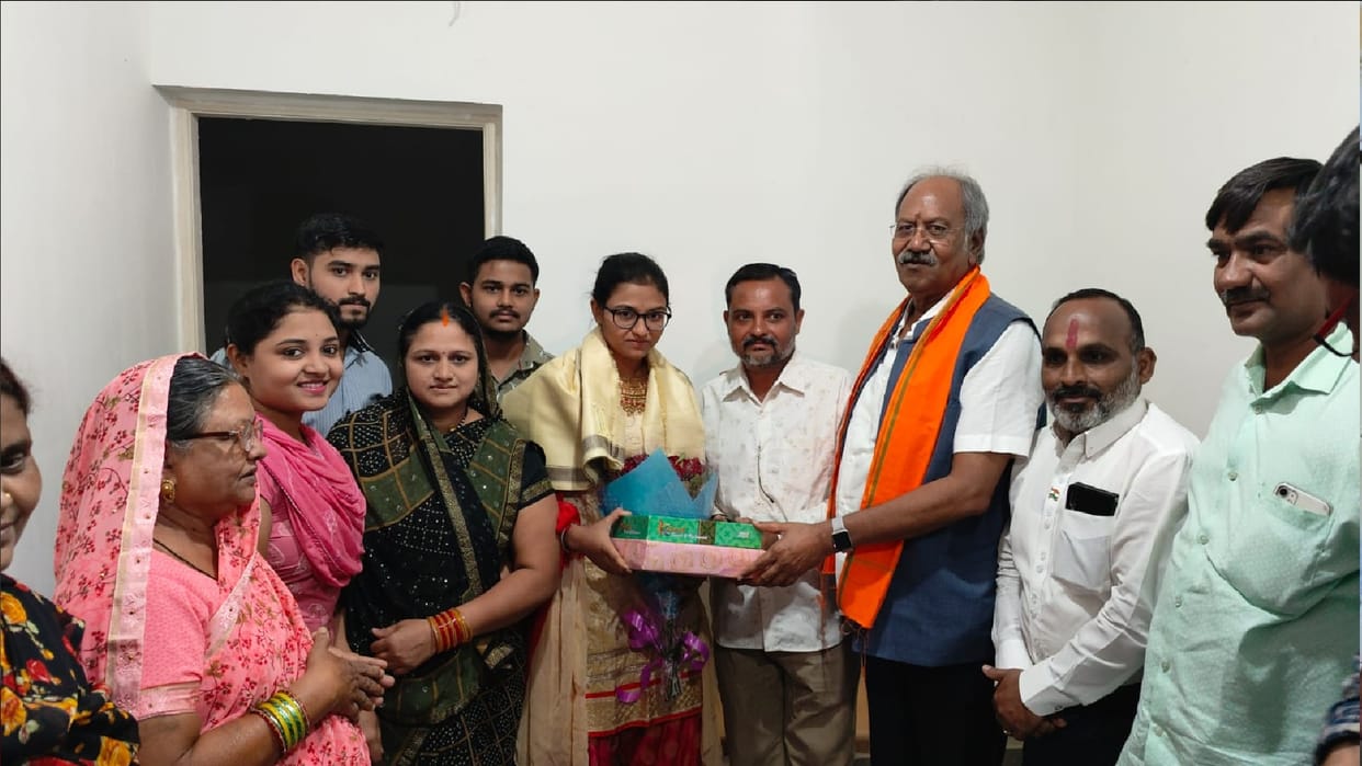 Brijmohan Agarwal at reached CG toppers home
