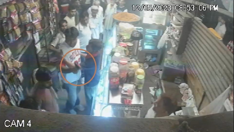 youth threatened shop operator in Dadri