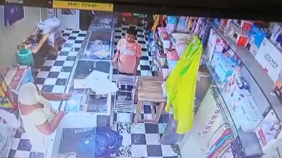 five women thieves stole suits worth thousands of rupees by confusing the shopkeeper In Bhiwani