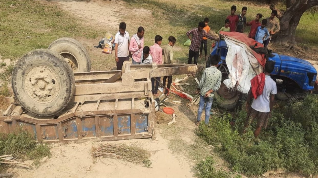 Tractor fell 20 feet from the road while trampling people in Sitamarhi, two killed, six seriously injured