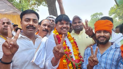 Nikay Chunav Result: BJP's Ashok Maurya won the election of councilor from Pandeypur ward, an atmosphere of ce