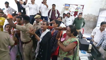 Nikay Chunav Result Heavy ruckus outside counting venue in Chandauli kinnar attacked police