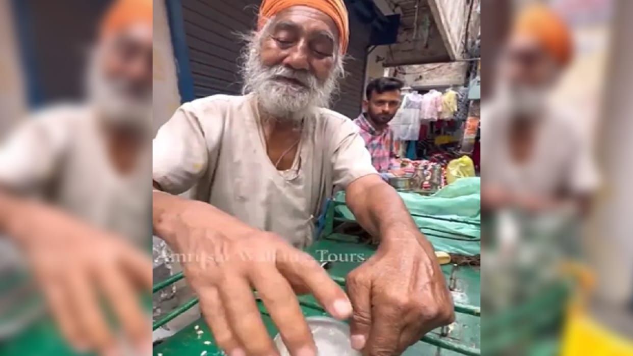 Viral Video: elderly sikh man sells lemon soda earn a living makes people emotional