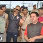 कांगड़ा हवाई अड्डे से बाहर आते पंजाब किंग्स के कप्तान शिखर धवन।