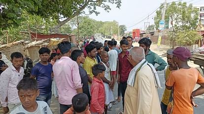 Bihar: मुजफ्फरपुर में सास के श्राद्ध से लौट रहे दामाद की मौत, लोगों ने मुआवजे की मांग को लेकर जाम की सड़क मुजफ्फरपुर में सास-ससुर के अंतिम संस्कार से लौट रहे दामाद की मौत, लोगों ने सड़क जाम कर दिया