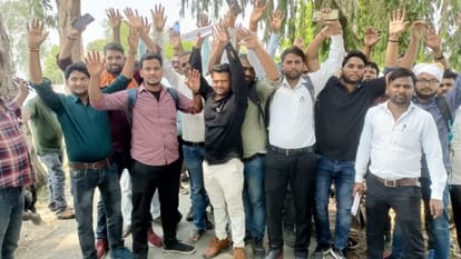 UPPSC PCS: जौनपुर में परीक्षा केंद्र पर अभ्यर्थियों ने किया हंगामा, समय से पहले कॉपी लेने का लगाया आरोप UPPSC PCS Candidates created ruckus at examination center in Jaunpur