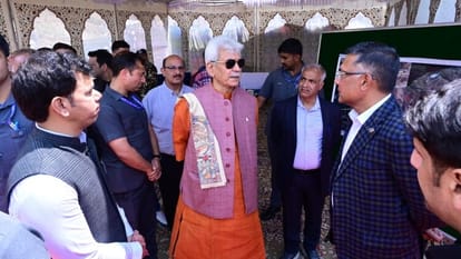 LG manoj Sinha reviews construction of transit accomodation for PM package employees at Zewan srinagar