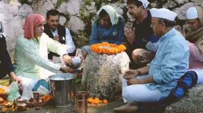 पुलवामा: नौदल त्राल में 30 साल बाद यात्री निवास का निर्माण कार्य शुरू, मुस्लिम संगठन ने भी किया सहयोग Jammu Kashmir: After 30 years of turmoil Construction work on Yatri Niwas in pulwama Nowdal Tral begins