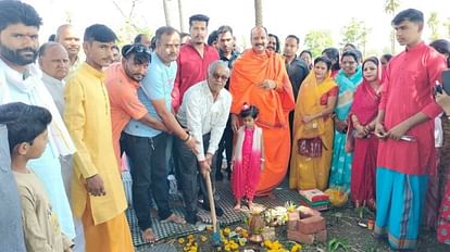 Sehore: कुबेरेश्वरधाम पर बनेगी 5000 गायों के रहने लायक गोशाला, पंडित प्रदीप मिश्रा ने किया भूमिपूजन Sehore: A cowshed suitable for 5000 cows will be built at Kubereshwardham