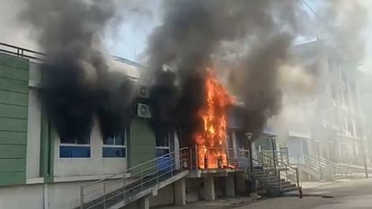 Ujjain: बैंक ऑफ इंडिया के मुख्यालय में लगी आग, शॉर्ट सर्किट से हादसे का अंदेशा, छह फायर ब्रिगेड बुझा सकीं आग Ujjain: Fire broke out at Bank of India's headquarters