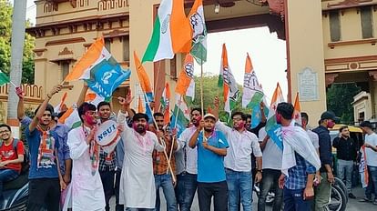 NSUI BHU celebrated victory of Congress in Karnatak  taunted by showing LPG cylinders