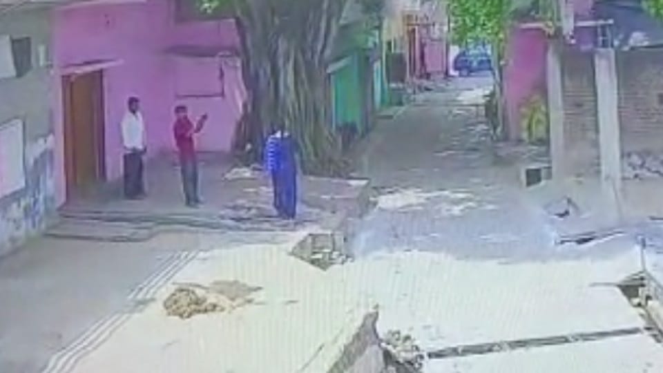 Girl tried to commit suicide Troubled by husband of BJP councilor in Shahjahanpur