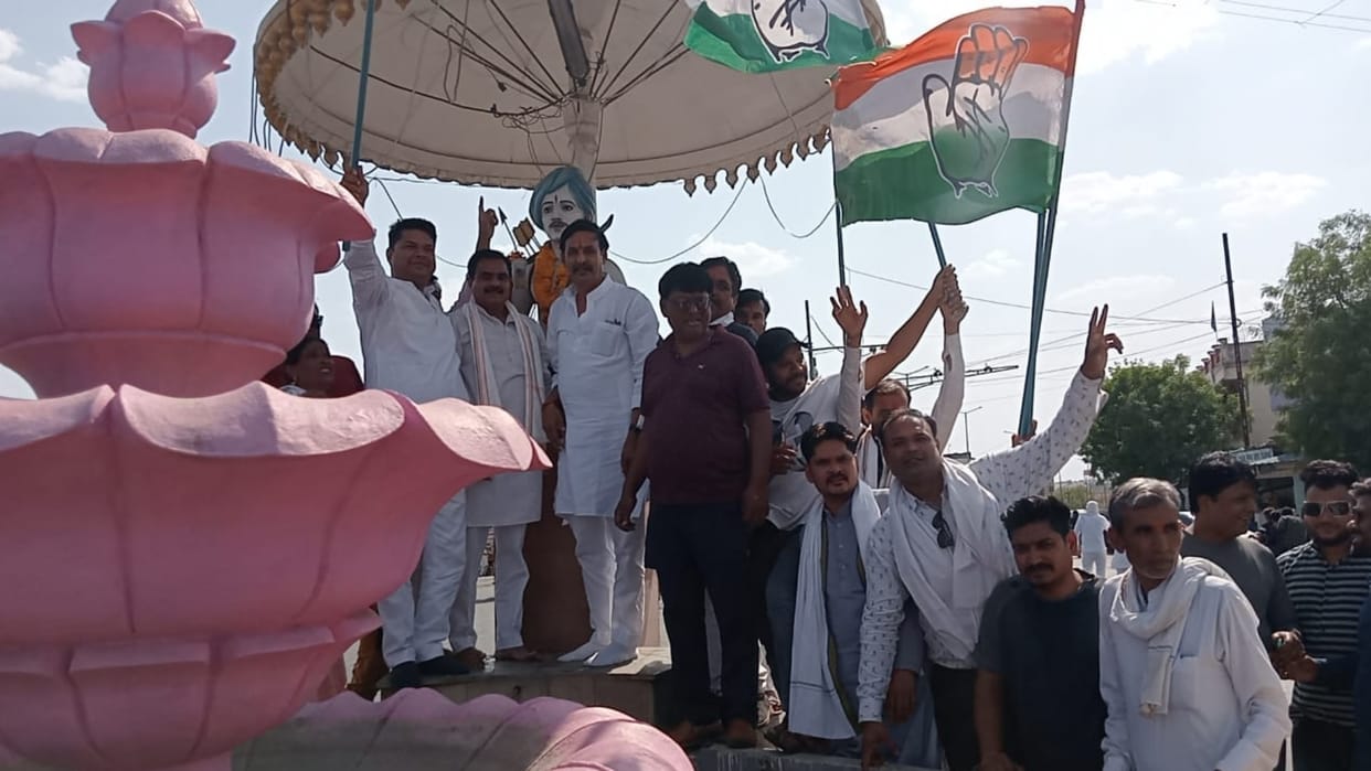 Congress workers celebrated Karnataka victory in Rajgarh