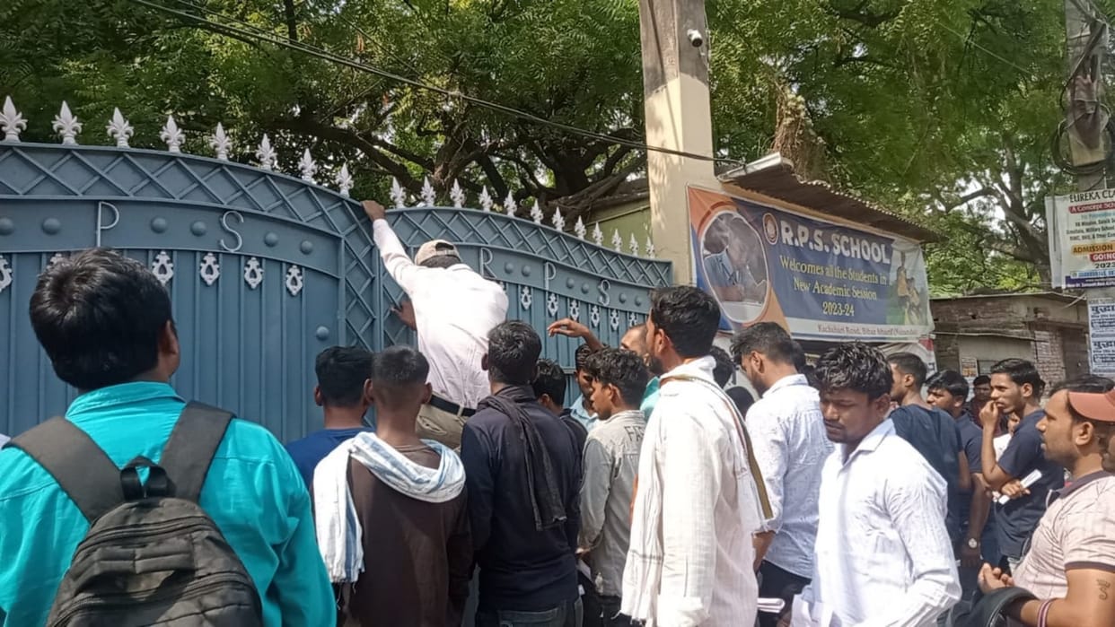 Examinees uproar at examination center in Nalanda, allegation of premature closure of gate, clash with police