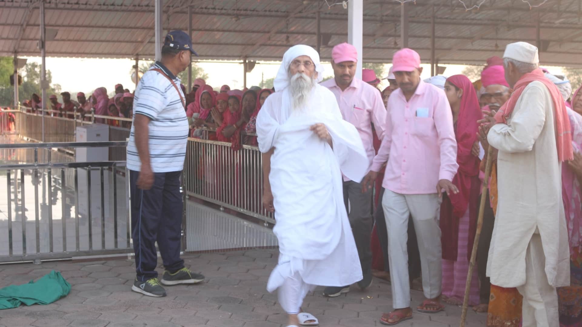 Devotees handle all the arrangements of this ashram, arriving in satsang from Dubai America Mauritius