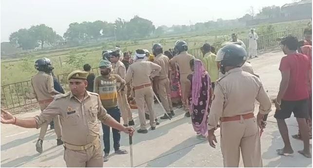 Villagers pelted stones at police who reached to remove road jam in jaunpur
