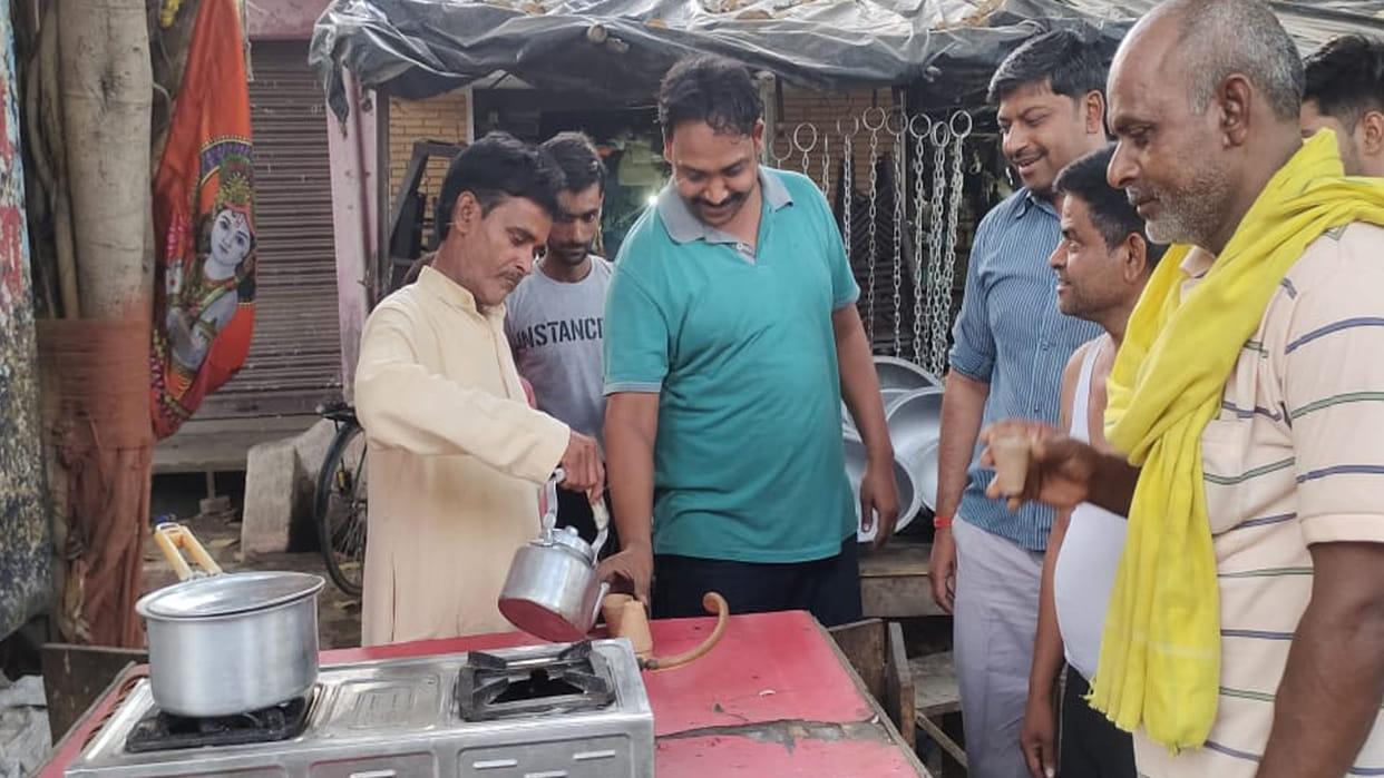 Farrukhabad Nikay Chunav: Councillor of Azad Nagar runs a tea shop