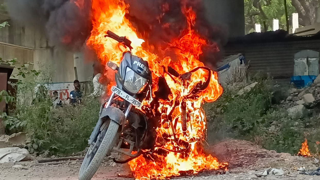 Kanpur: Angry young man burnt his own bike after losing the key