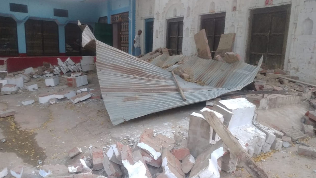 Hardoi: Wall under construction collapsed, retired Babu and student died