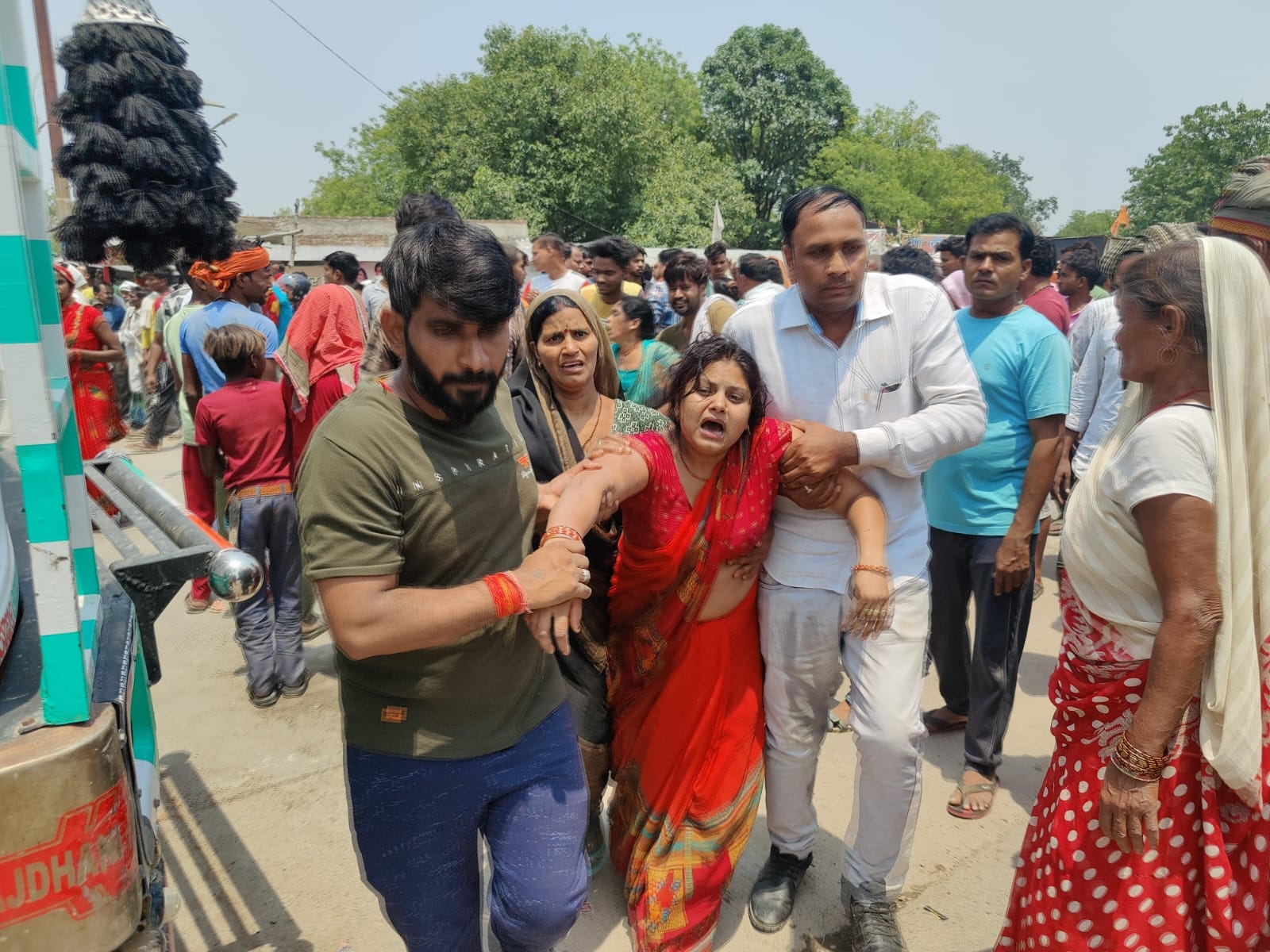 Death of father and son in Unnao accident, wife said on whose support will I stay, I also want to go with them
