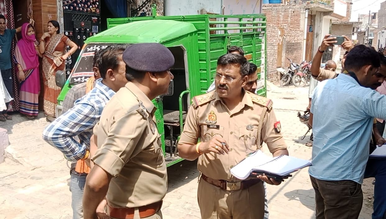 Brutal murder of middle aged man in Kanpur, cut with sharp weapon, stall and slippers of woman found