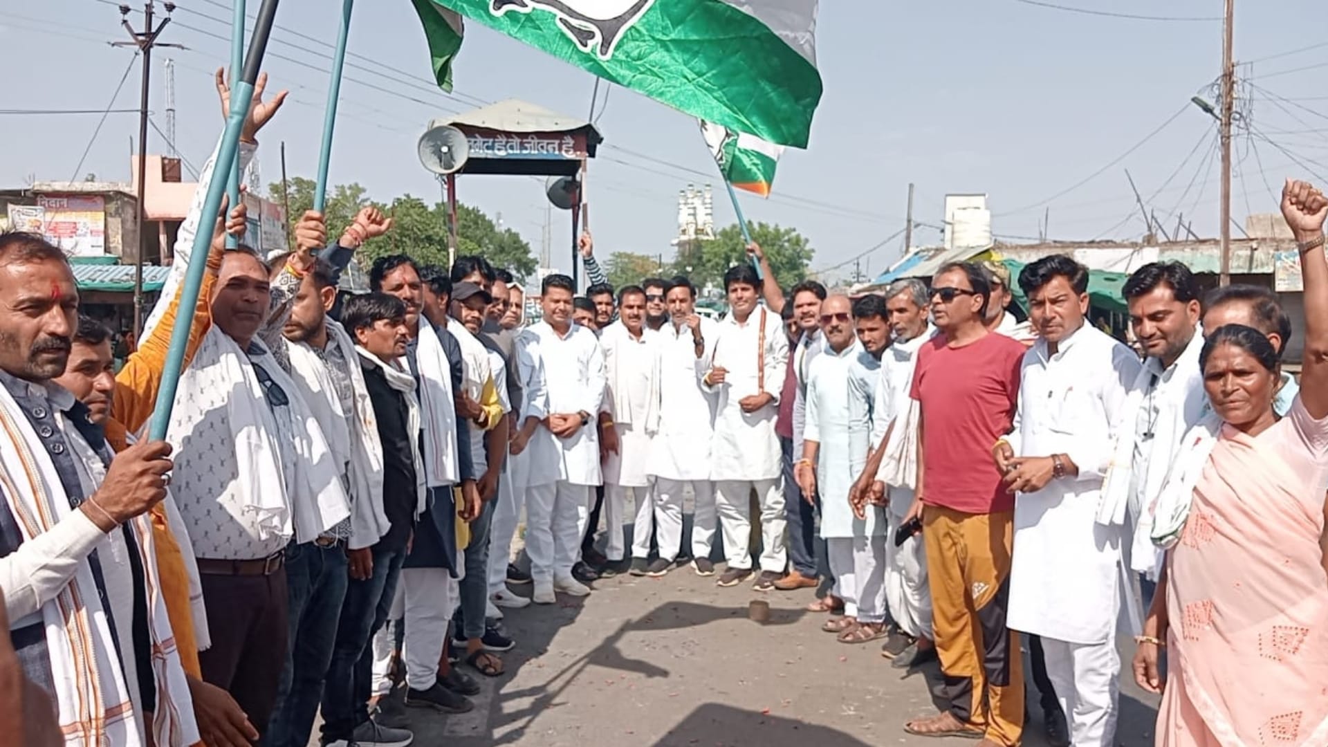 Congress workers celebrated Karnataka victory in Rajgarh