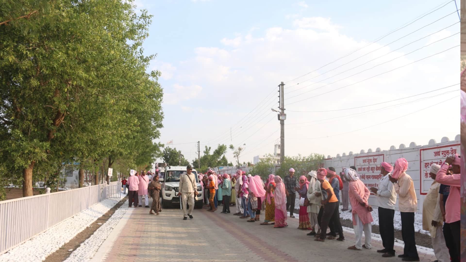 Devotees handle all the arrangements of this ashram, arriving in satsang from Dubai America Mauritius
