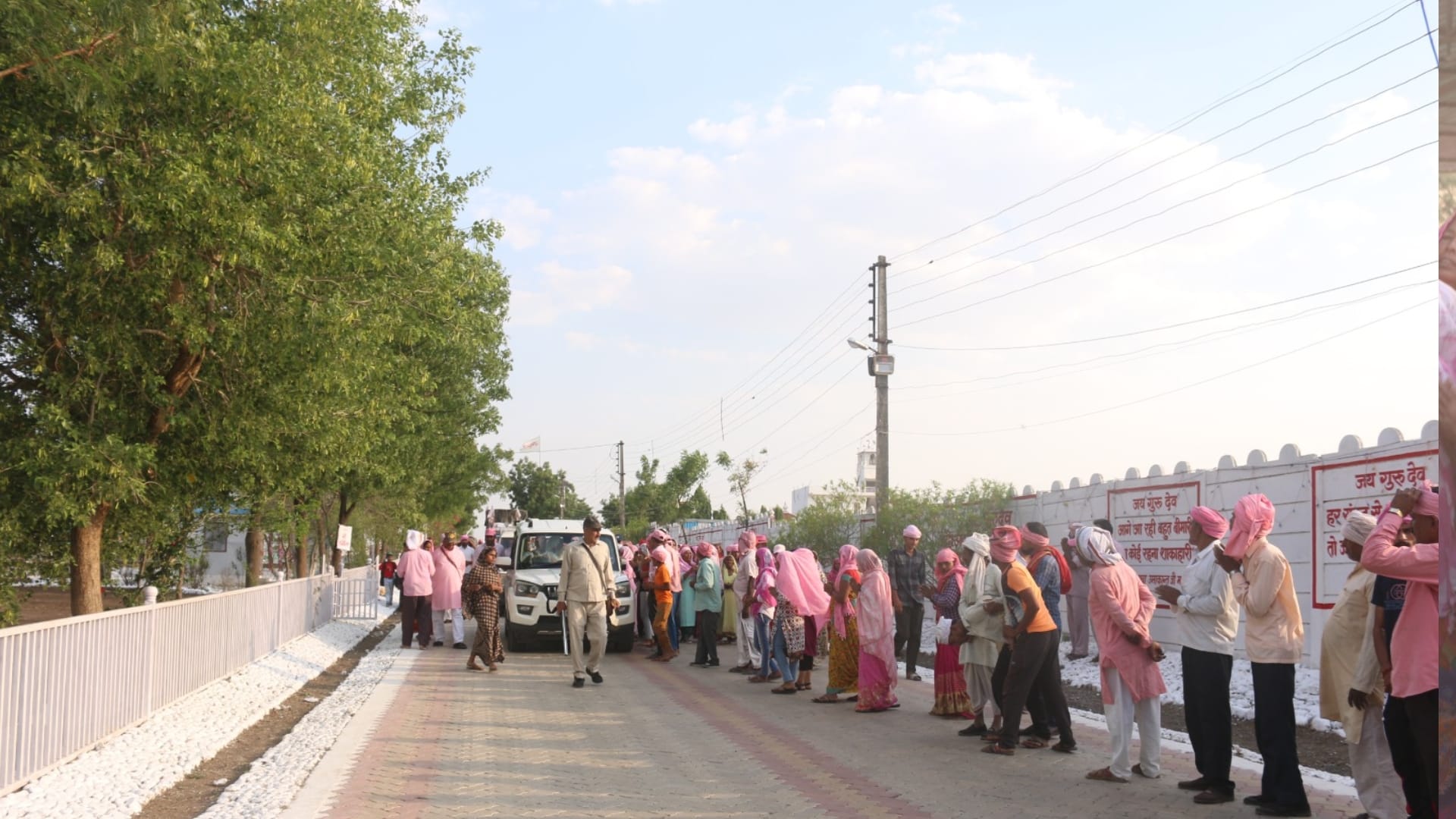 Devotees handle all the arrangements of this ashram, arriving in satsang from Dubai America Mauritius