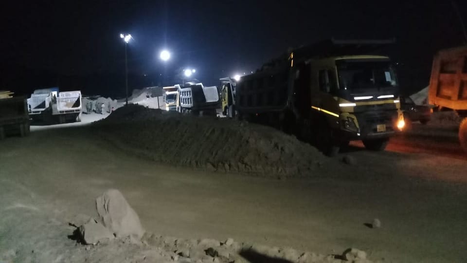 Security personnel opened fire on thieves who came to steal cable