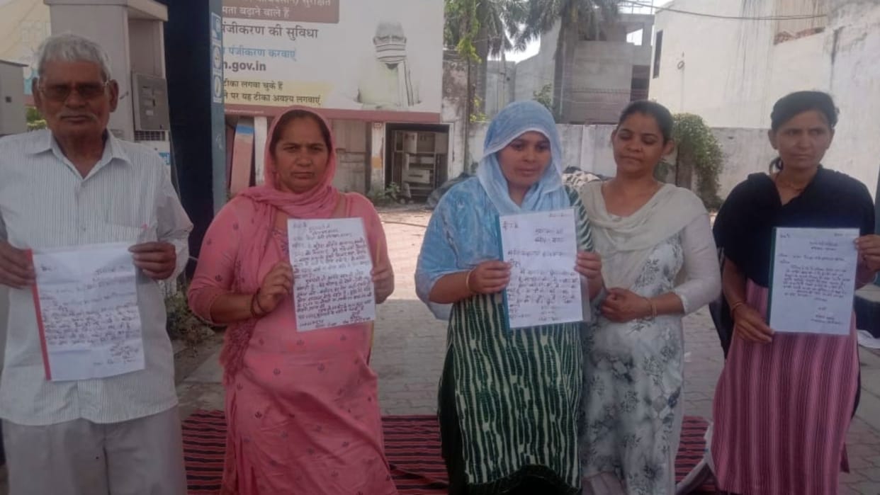 Families of guest teachers arrived to give letters written by blood to the minister