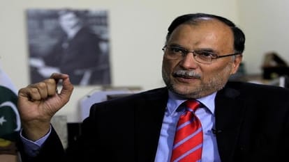 पाकिस्तान के योजना और विकास मंत्री अहसान इकबाल।