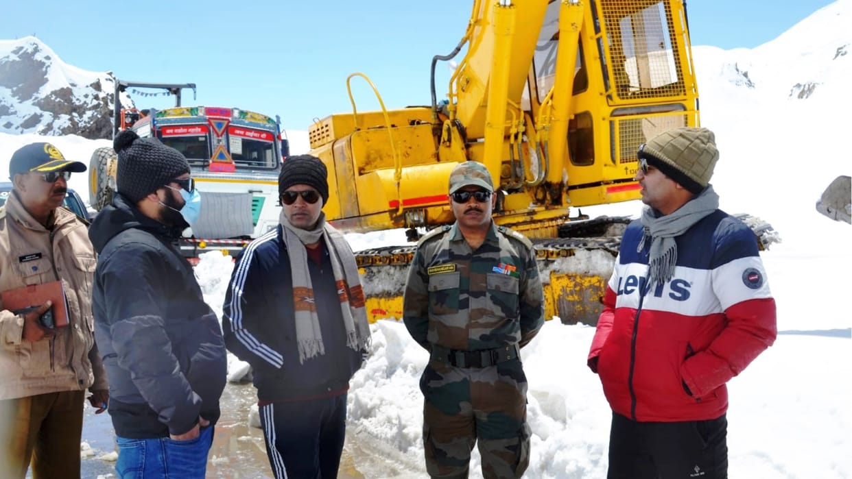 Due to Snowfall tourists have to wait for suraj tal lake in himachal pradesh
