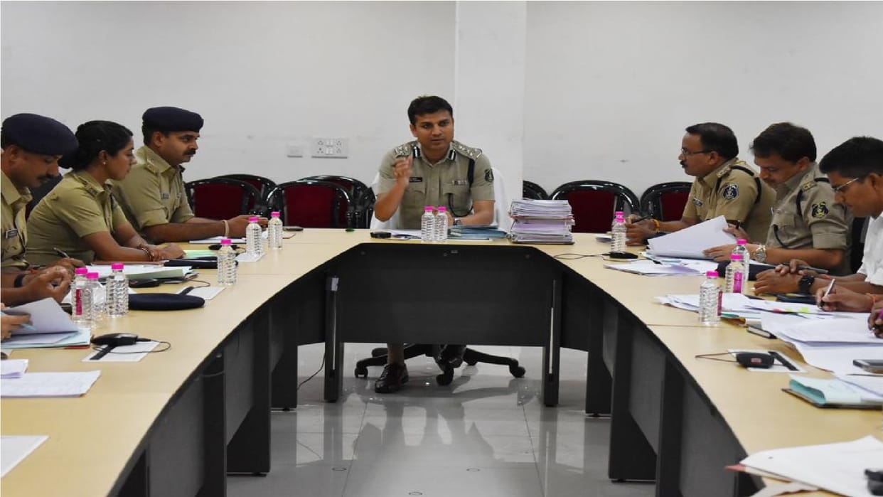 raipur ssp took a meeting with police officers in Raipur CG