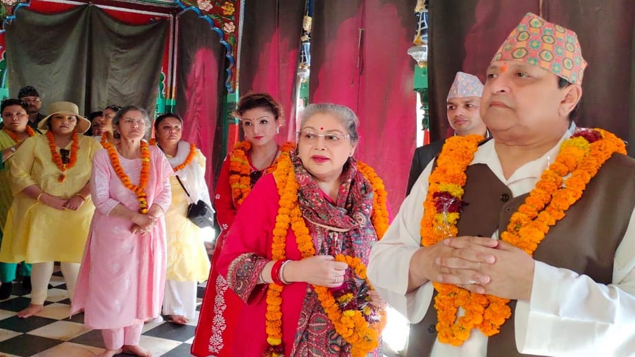 Nepal s King Gyanendra Vikram Shah visits Ram temple in Ayodhya with family
