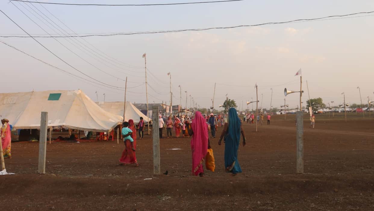 Devotees handle all the arrangements of this ashram, arriving in satsang from Dubai America Mauritius
