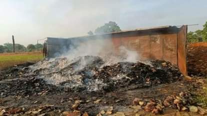 तेंदूपत्ता से भरे ट्रक में लगी आग