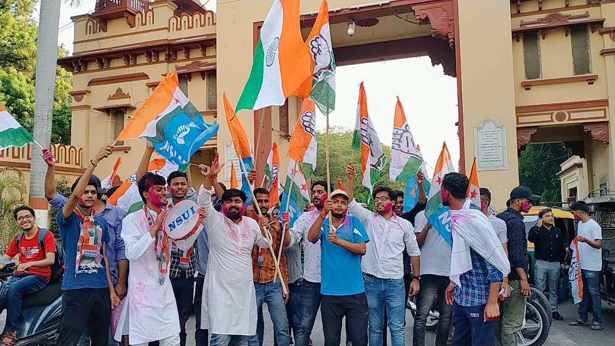 NSUI BHU celebrated victory of Congress in Karnatak  taunted by showing LPG cylinders
