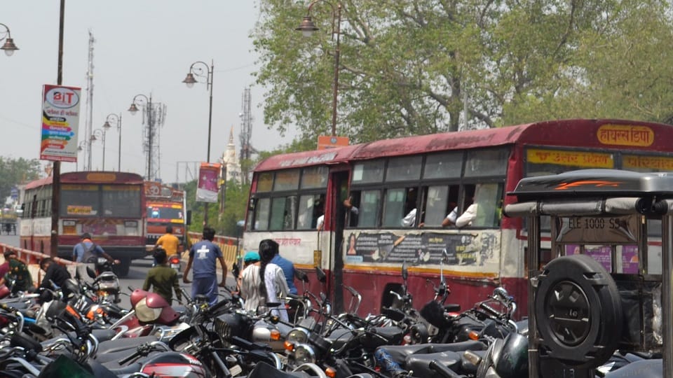 Lucknow News: Uncontrollable roadways bus collided with several vehicles