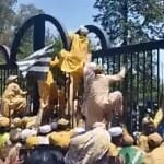 मौलाना फजलुर रहमान की पार्टी जमीयत उलेमा-ए-इस्लाम के समर्थक सुप्रीम कोर्ट के गेट पर चढ़ते हुए
