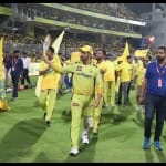 दर्शकों का अभिवादन स्वीकारते धोनी