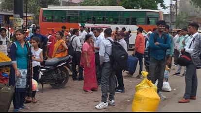 Passengers wait bus stand in Etah and driver takes bus and leaves bypass